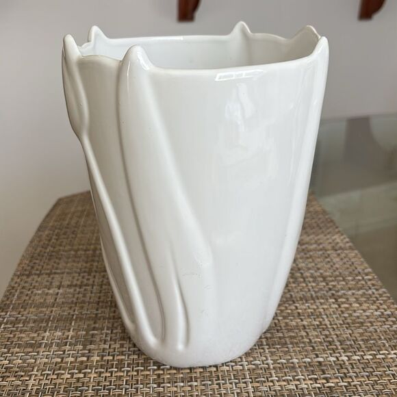Colony Crafts La Tulipe White Vase Handcrafted in Portugal - Picture 3 of 6